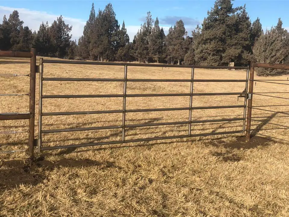 Central Oregon 6 rail gate